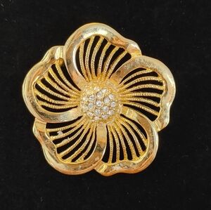 VINTAGE Elegant Gold Toned 2" Dogwood Flower Brooch (184)